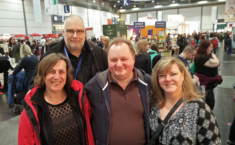 E. M. Jungmann mit dem Verlegerehepaar Frank und Inge Festa und dem Blogger Detlef Plaisier auf der Leipziger Buchmesse 2016